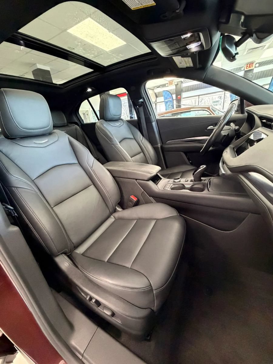 Used 2023 Cadillac XT4 Luxury w/ Cold Weather Package FWD image 16