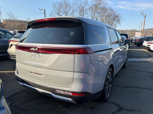 Used 2024 Kia Carnival EX image 7