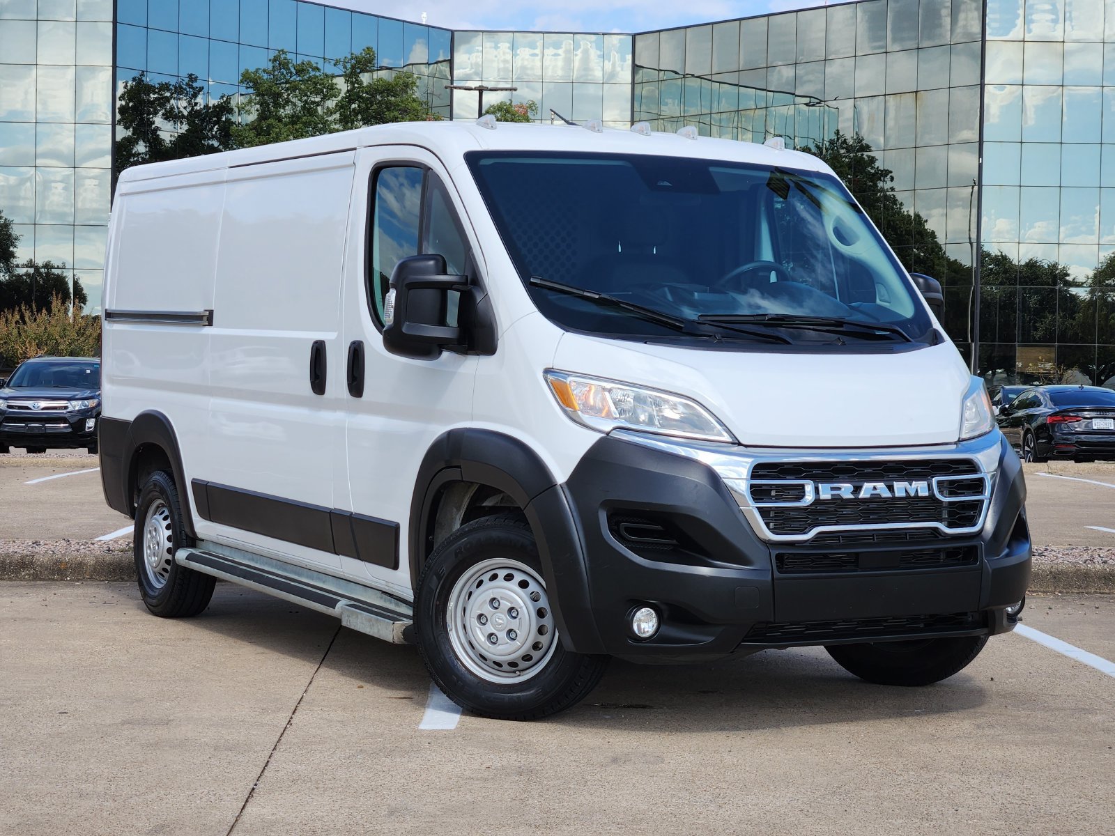 Used 2025 RAM ProMaster 2500 w/ U-Haul Equipment Group FWD image 1