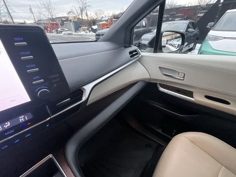 Used 2022 Toyota Sienna XLE image 22