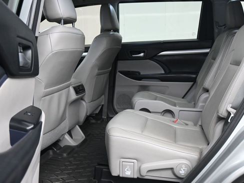 Used 2018 Toyota Highlander XLE FWD image 12