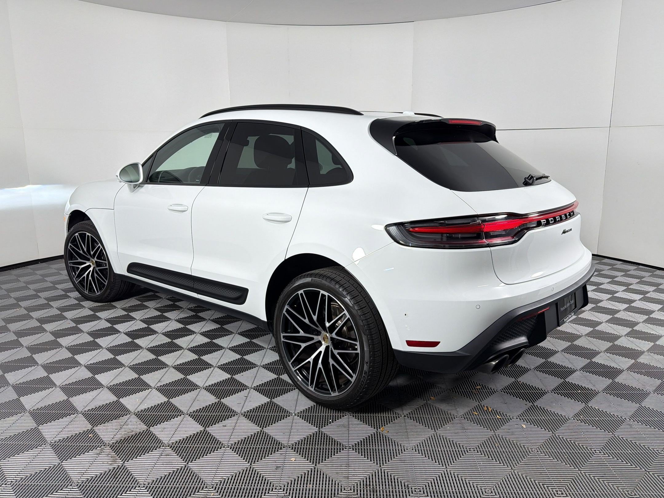 Certified 2026 Porsche Macan AWD/4WD image 3