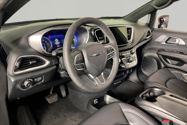 Used 2026 Chrysler Pacifica Select FWD image 13