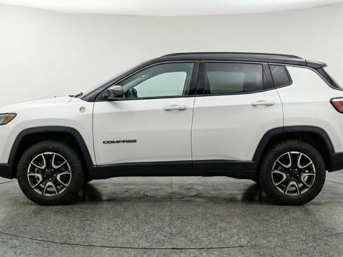 Used 2025 Jeep Compass Trailhawk image 4