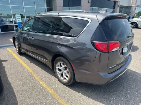 Used 2017 Chrysler Pacifica Touring-L w/ Tire & Wheel Group FWD image 5