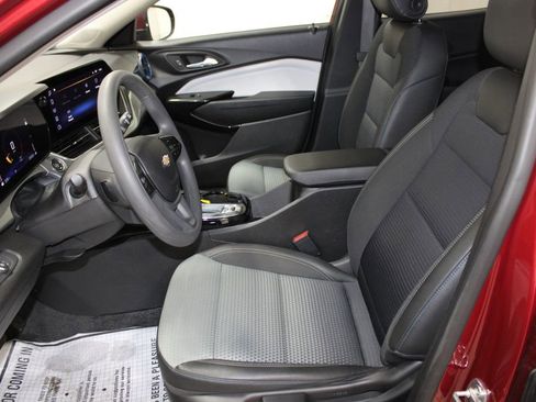 Used 2025 Chevrolet Trax LT image 12