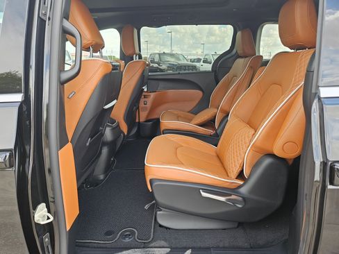 New 2026 Chrysler Pacifica Pinnacle image 13