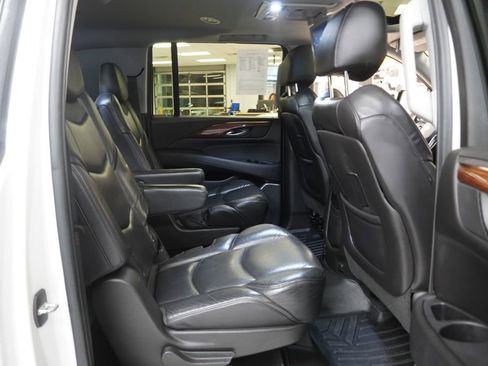 Used 2019 Cadillac Escalade ESV Luxury image 36