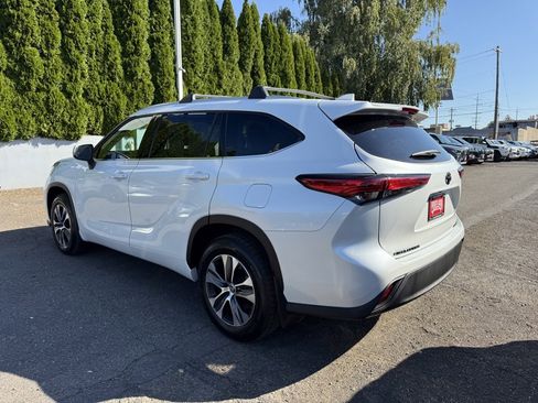 Used 2022 Toyota Highlander XLE image 9