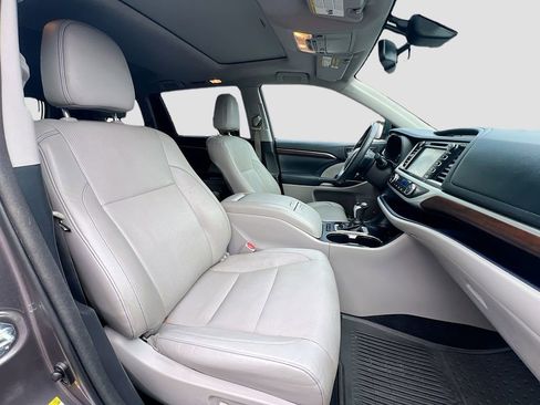 Used 2015 Toyota Highlander Limited image 25