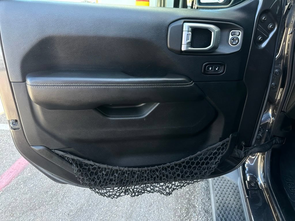 Used 2018 Jeep Wrangler Unlimited Sahara AWD/4WD image 11