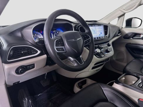 Used 2023 Chrysler Pacifica Touring-L FWD image 23
