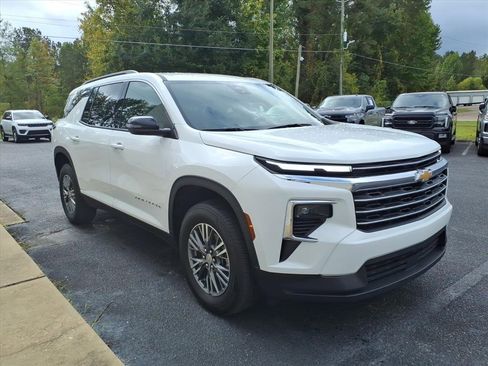 Used 2025 Chevrolet Traverse LT image 3