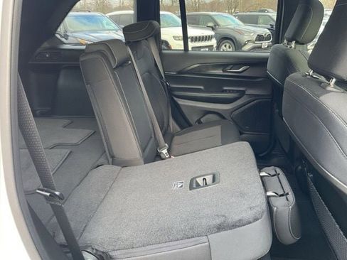 Used 2025 Jeep Grand Cherokee Laredo X image 16