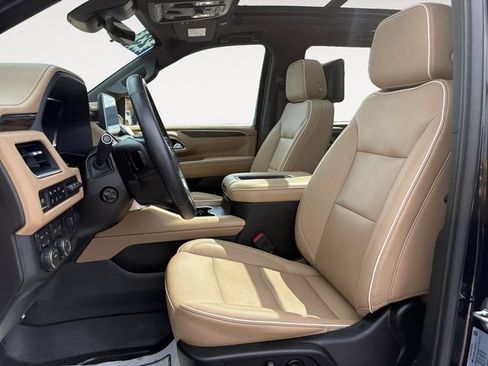 Used 2023 Chevrolet Suburban Premier w/ Advanced Technology Package AWD/4WD image 9
