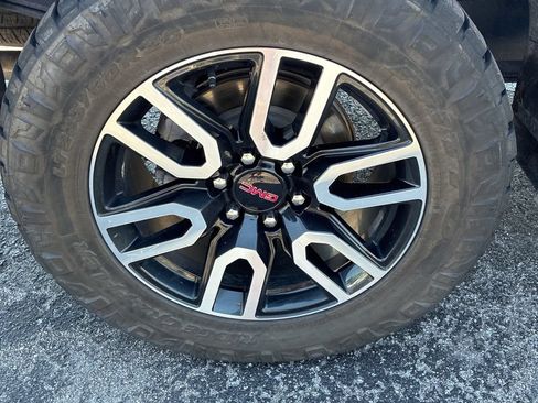 Used 2023 GMC Sierra 1500 AT4 w/ Technology Package AWD/4WD image 12