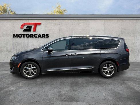Used 2017 Chrysler Pacifica Limited image 2