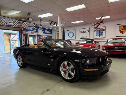 Used 2007 Ford Mustang GT image 2