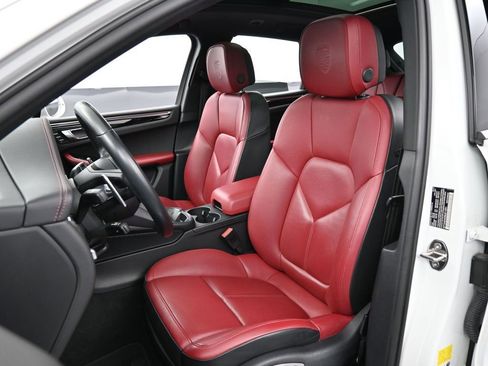 Certified 2022 Porsche Macan AWD/4WD image 5