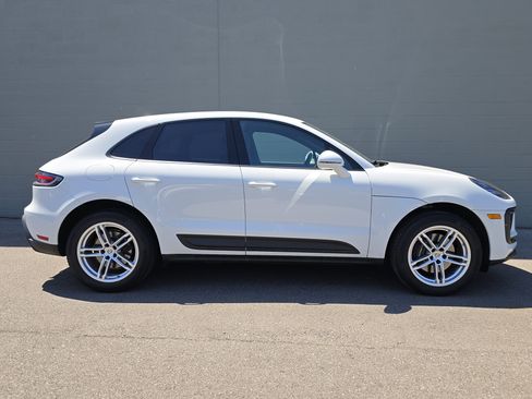 Certified 2023 Porsche Macan AWD/4WD image 10