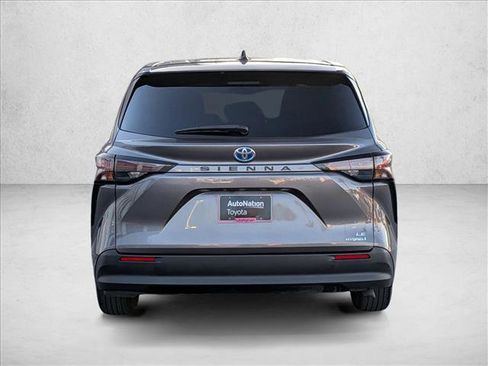 Used 2024 Toyota Sienna LE FWD image 7