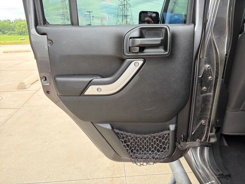 Used 2017 Jeep Wrangler Unlimited Sahara w/ Connectivity Group AWD/4WD image 16