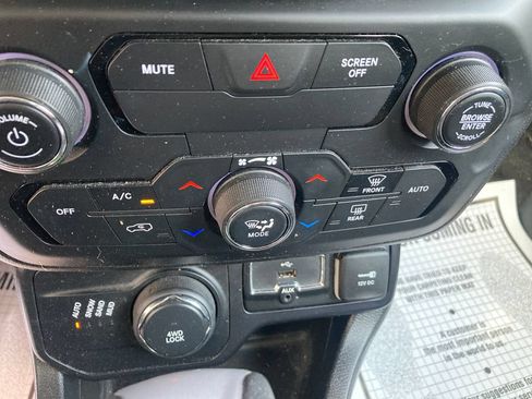 Used 2019 Jeep Renegade Latitude w/ Cold Weather Group AWD/4WD image 25