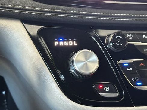 Used 2021 Chrysler Pacifica Touring-L FWD image 29