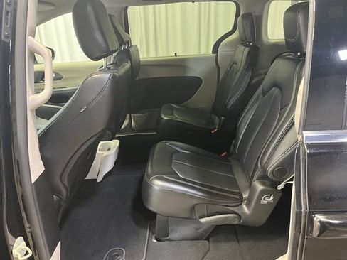 Used 2024 Chrysler Pacifica Touring-L image 25