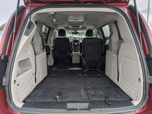 Used 2016 Chrysler Town & Country Touring-L FWD image 30