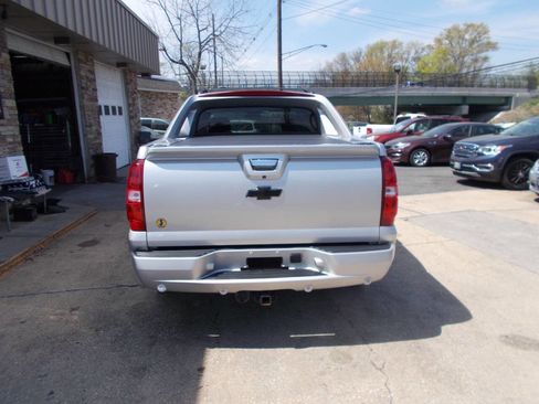 Used 2011 Chevrolet Avalanche LTZ image 4