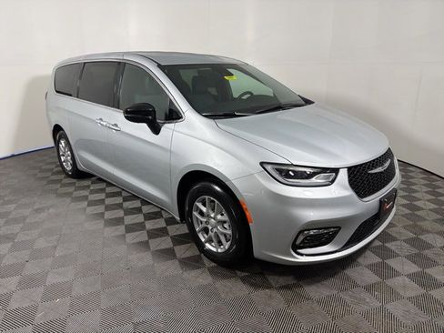 New 2026 Chrysler Pacifica Select image 1