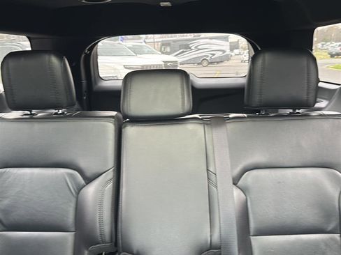Used 2017 Ford Explorer XLT w/ Equipment Group 202A image 14