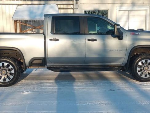 Used 2024 Chevrolet Silverado 2500 Custom w/ Custom Value Package image 9