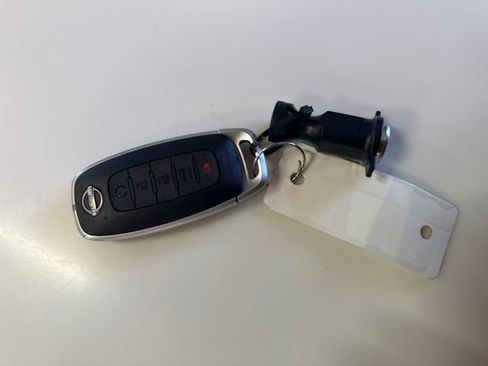 Used 2025 Nissan Pathfinder Platinum w/ Black Appearance Package AWD/4WD image 32