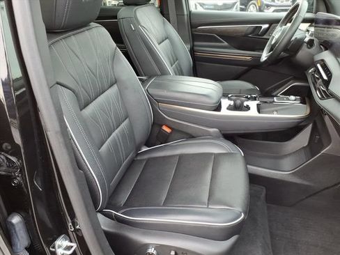 Used 2025 Buick Enclave Avenir AWD/4WD image 28