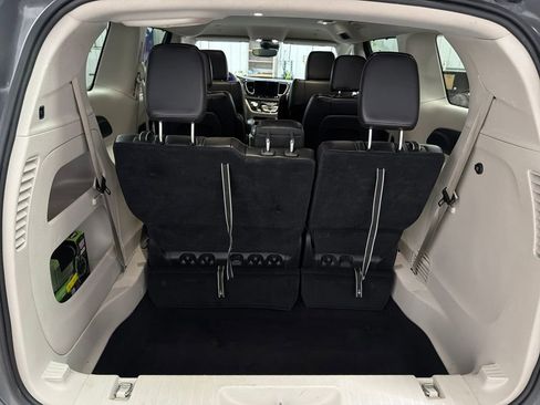 Used 2023 Chrysler Pacifica Touring-L image 18
