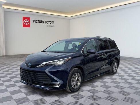 Used 2024 Toyota Sienna XLE image 11