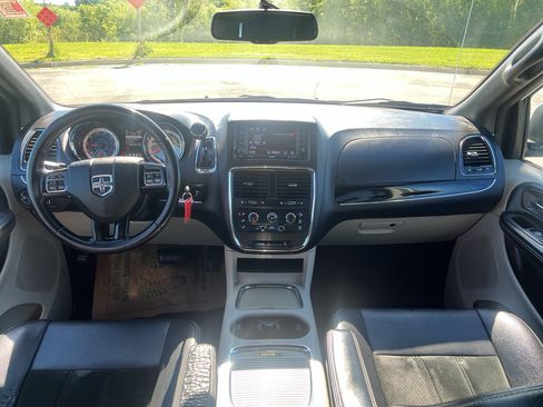Used 2018 Dodge Grand Caravan SXT w/ Rear Park Assist Package FWD image 18