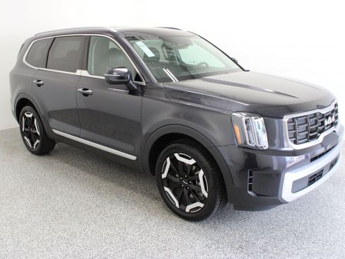 Used 2025 Kia Telluride S FWD image 4