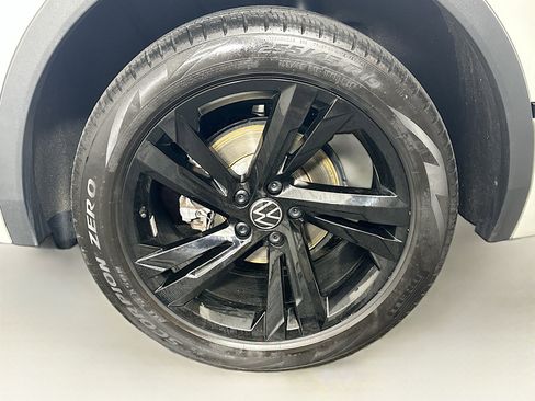 Used 2024 Volkswagen Tiguan SE R-Line image 11