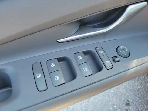 Used 2024 Hyundai Elantra SEL image 17