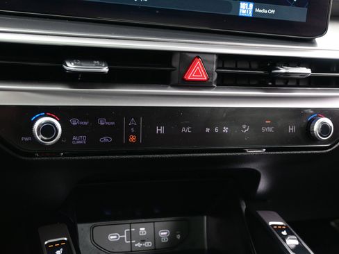 Used 2025 Kia Sorento EX w/ Panoramic Sunroof Package image 22