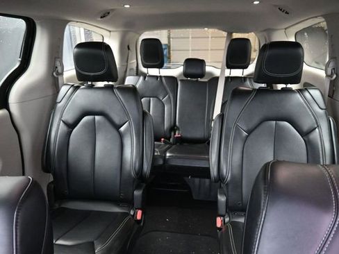 Used 2024 Chrysler Pacifica Touring-L image 33