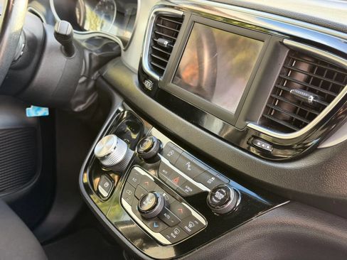 Used 2020 Chrysler Pacifica Touring w/ S Appearance Package FWD image 16