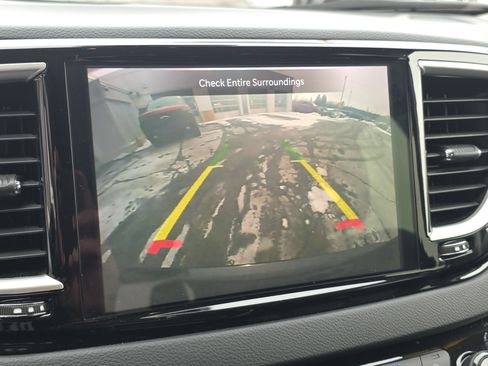 Used 2024 Chrysler Pacifica Touring-L image 33