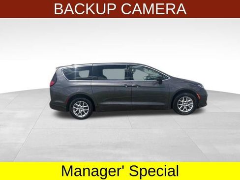 Used 2023 Chrysler Pacifica Touring-L FWD image 8
