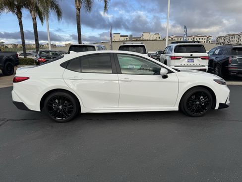 Used 2025 Toyota Camry SE image 11