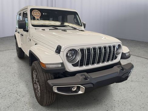 Used 2025 Jeep Wrangler Unlimited Sahara AWD/4WD image 7