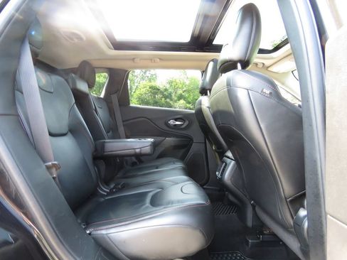 Used 2016 Jeep Cherokee Trailhawk w/ Comfort/Convenience Group AWD/4WD image 16